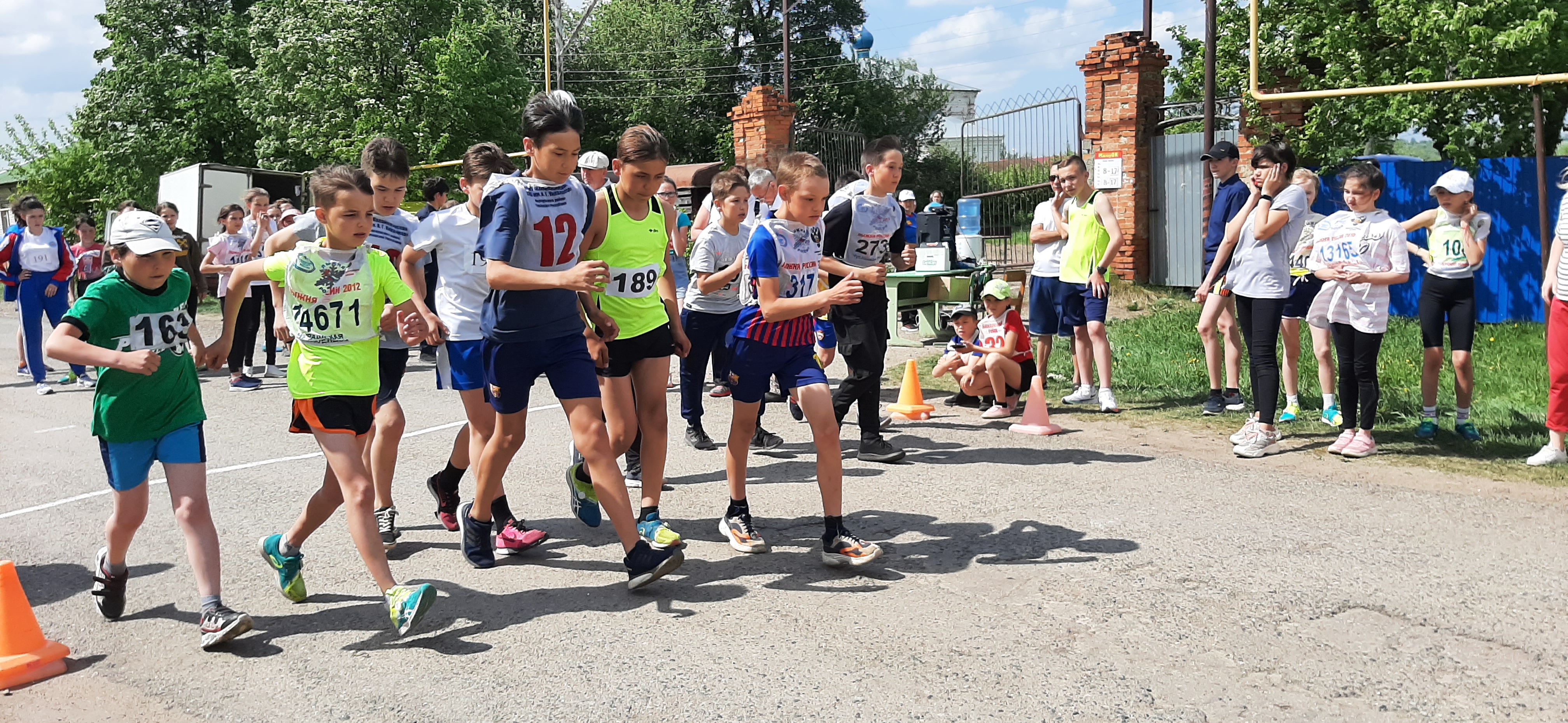 На соревнованиях по спортивной ходьбе соревновались. Спортивная ходьба Чувашия. Спортсмены Аликово.